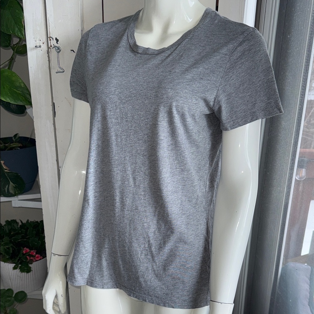 Babaton Aritzia
the group Classic Crewneck Women’s Tee - Gray M